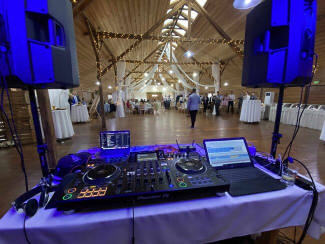 Esküvői dj szolgáltatás Esküvő szép fényekkel, lemezlovas eszközök, dj pult