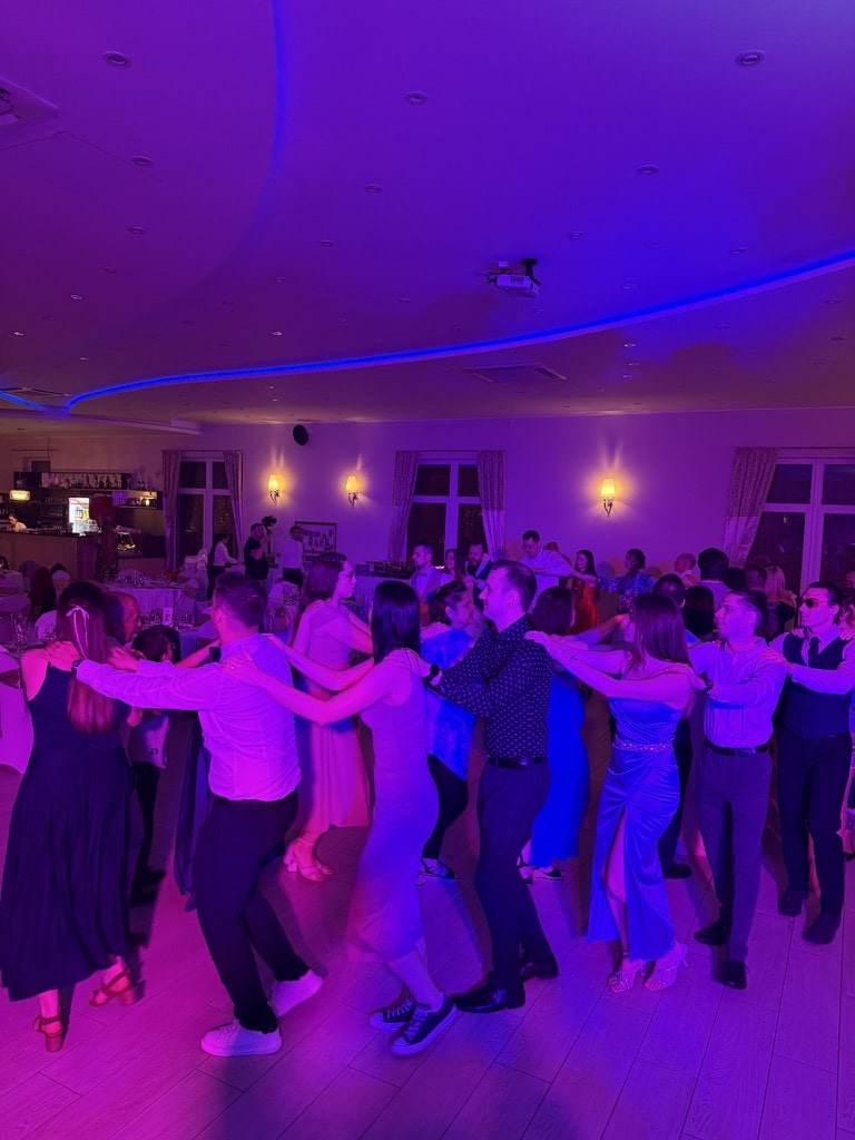 Vendégek táncolnak az esküvőn